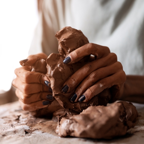 Argile trauma main femme poterie art artistique art-thérapie sara fée gagné charest